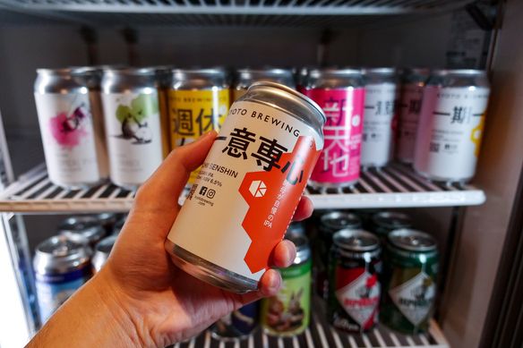 飲み放題ご利用方：ビールショーケースから取ります