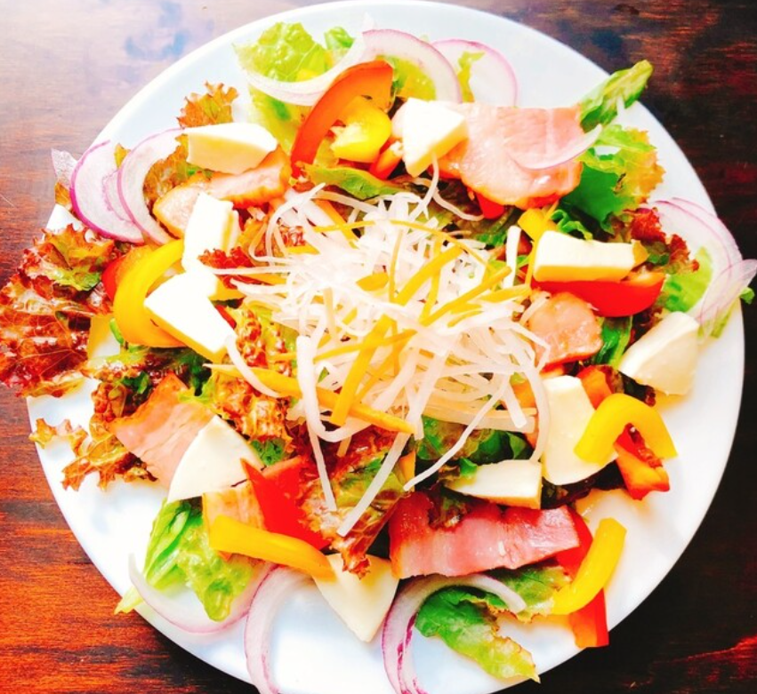 カリカリベーコンとモッツァレラチーズのサラダ(オススメ!)