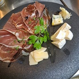 生ハムとチーズの盛り合わせ