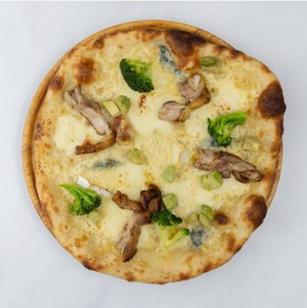 チキンとアボカドとブロッコリー Chicken, Avocado and Broccoli pizza