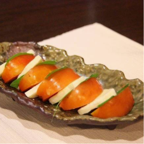 トマトとモッツァレラチーズのサラダボウルSalad bowl with tomato and mozzarella cheese