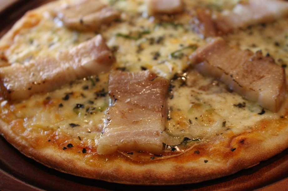 富良野ラベンダーポークベーコンのピザ（2〜3人前）