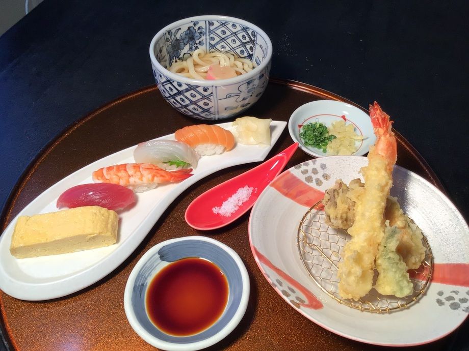 セットメニュー　寿司とミニうどんのセット（１，７００円＋税　　1,870円）