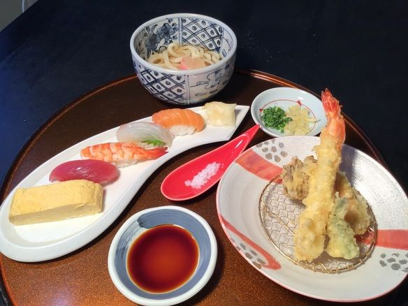 セットメニュー　寿司とミニうどんのセット