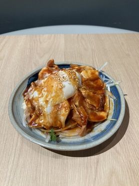 自家製ローストポークの温玉ユッケ