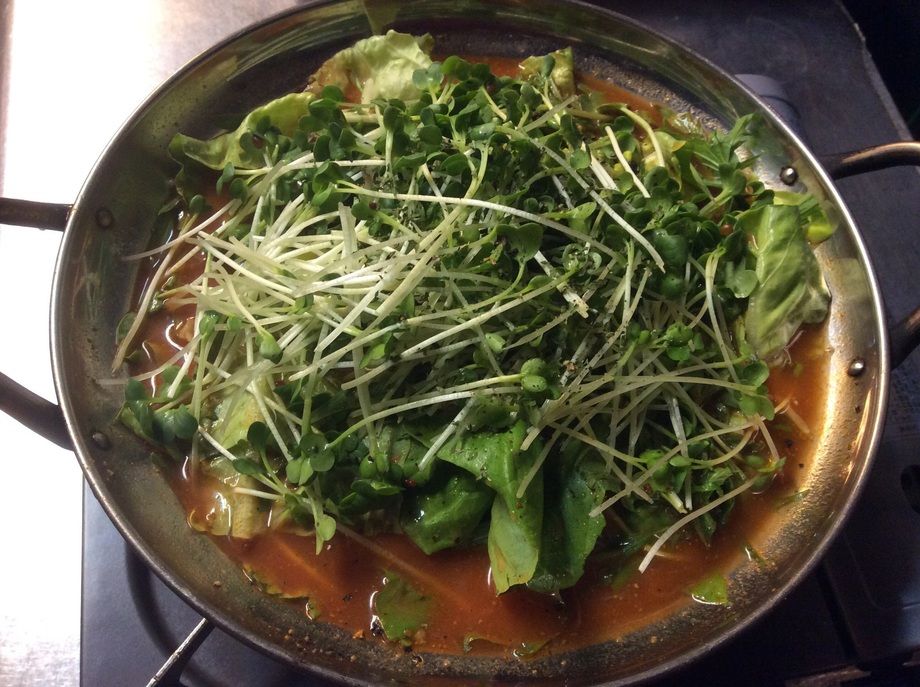 トマトもつ鍋（1人前 1350円）