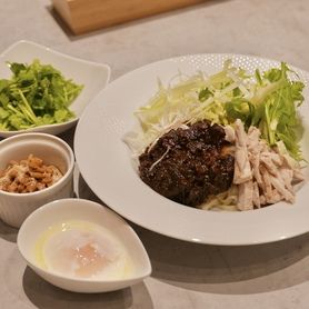 全部のせジャージャー麺　※大盛り無料