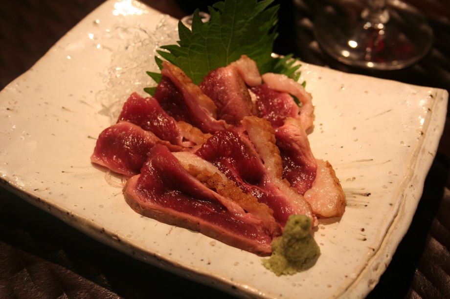 朝〆 京鴨レアたたき（1380円）