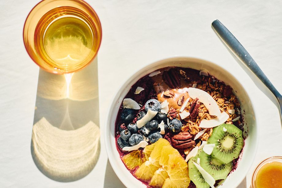 シーズナルフルーツのアサイーボウルWithマヌカハニー 