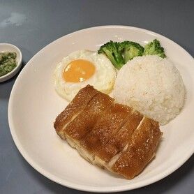 目玉焼きの香港風醬油チキンライス