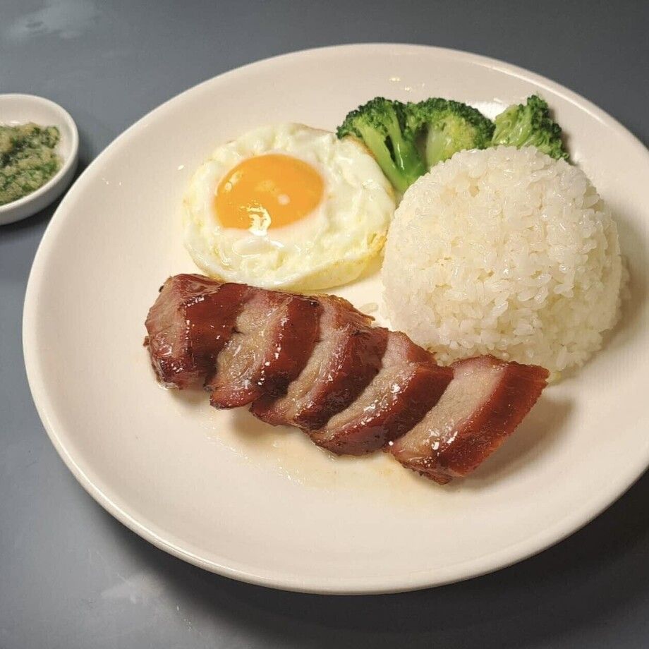 目玉焼の直火焼チャーシューライス