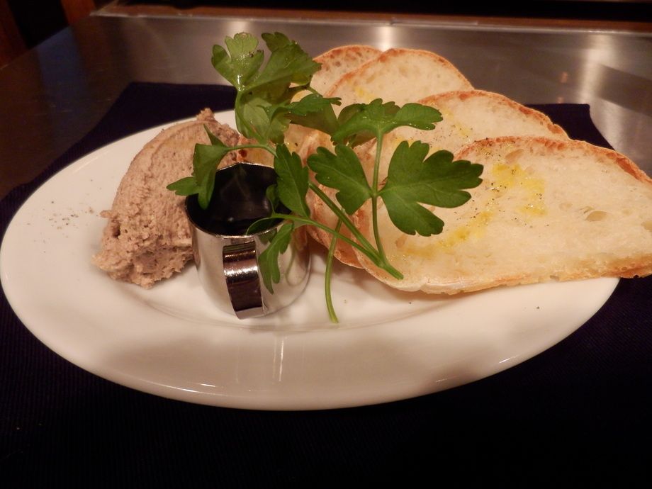 ふんわ〜りした白レバーのムース（自家製パン付きで〜す）