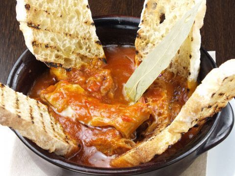 下町の屋台料理　トリッパとホルモンのピリ辛トマト煮込み
