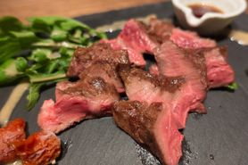 肉厚！牛レアステーキ