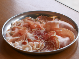 生ハムとサラミの盛り合わせ