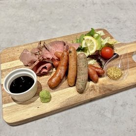 ローストビーフと5種のソーセージ盛り合わせ