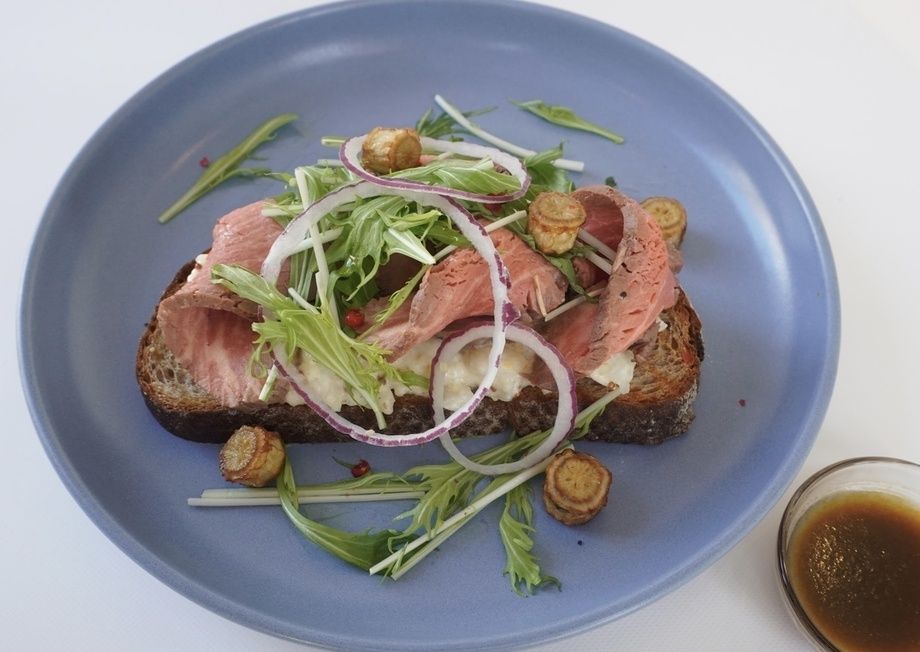 長芋と自家製ローストビーフのタルティーヌ