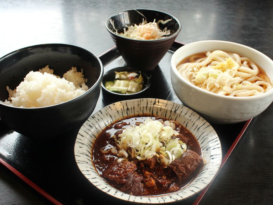 豚味噌もつ煮込み定食　うどん・ご飯、大盛り無料（1280円）