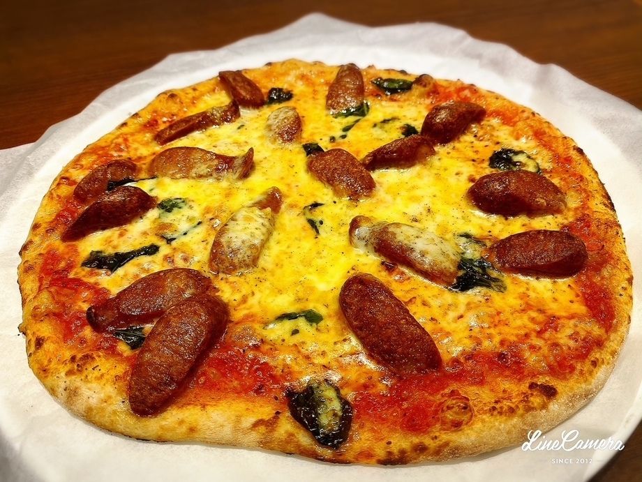 チョリソーとチーズたっぷりピザ