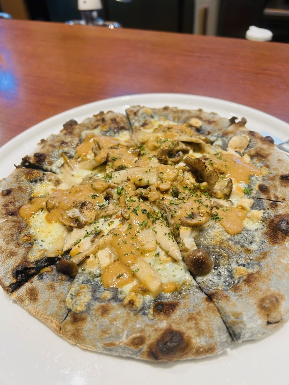 麻炭のピッツアセット（前菜・デザート付き）