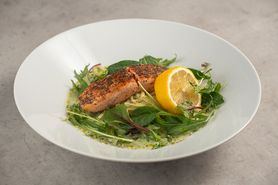 【梅田店限定】グリルサーモンとほうれん草クリームのパスタ