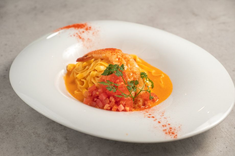 【定番】海老とフレッシュトマトのクリームパスタ