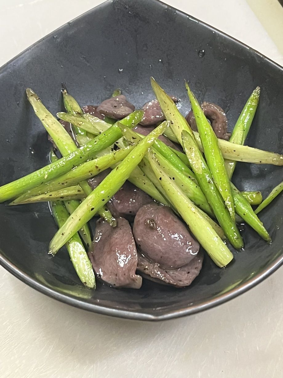 京鴨砂肝とニンニクの芽炒め