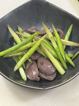 京鴨砂肝とニンニクの芽炒め
