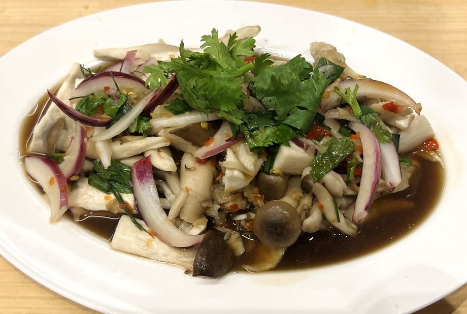 【“旬の🇹🇭オススメ”】　イサーン風　旬のキノコのヌン　（タイ風蒸しキノコのライムソース)