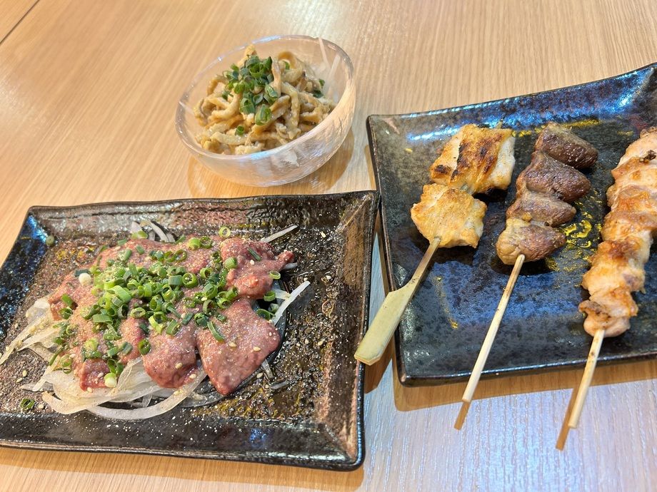 絶好鳥セット【おつまみ一品、鶏レバー刺、 串4種（ねぎま, 四つ身 ,鶏モモ,10秒レバー)】