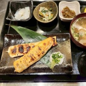 若者大人気❗️大とろサーモンハラス定食