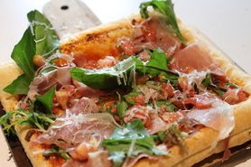 パイ生地のサクサクpizza　生ハムとベビーリーフのトマトソース