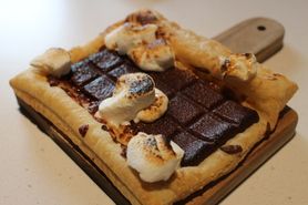 梅田店限定パイピザ　板チョコとスモアのデザートピザ