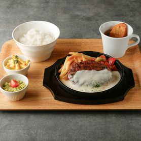 鉄板ハンバーグ　濃厚チーズソースの海