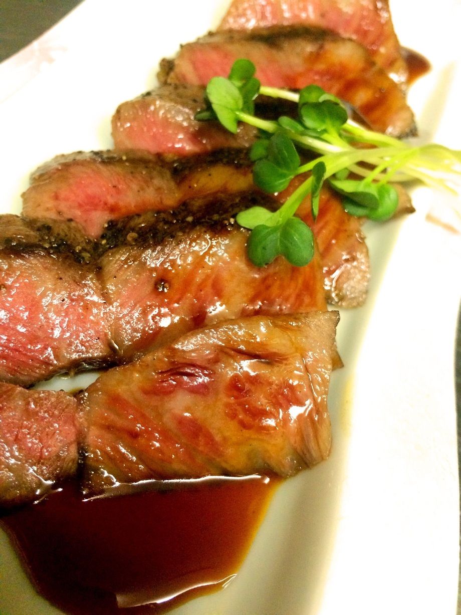 和牛の『極選‼︎』霜降りステーキ（680円）