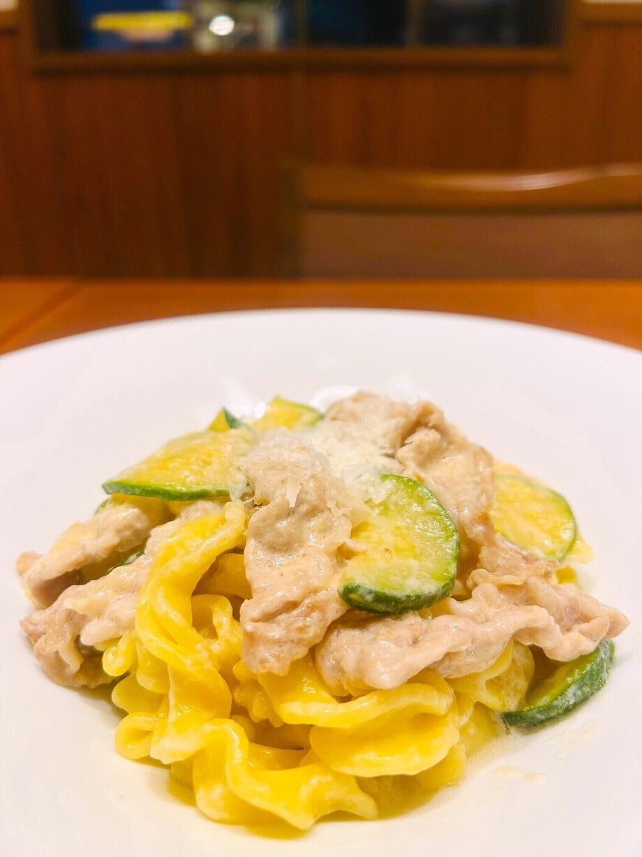 【前菜とデザート付き】塩麹ポークソテーとズッキーニのクリーム生パスタセット