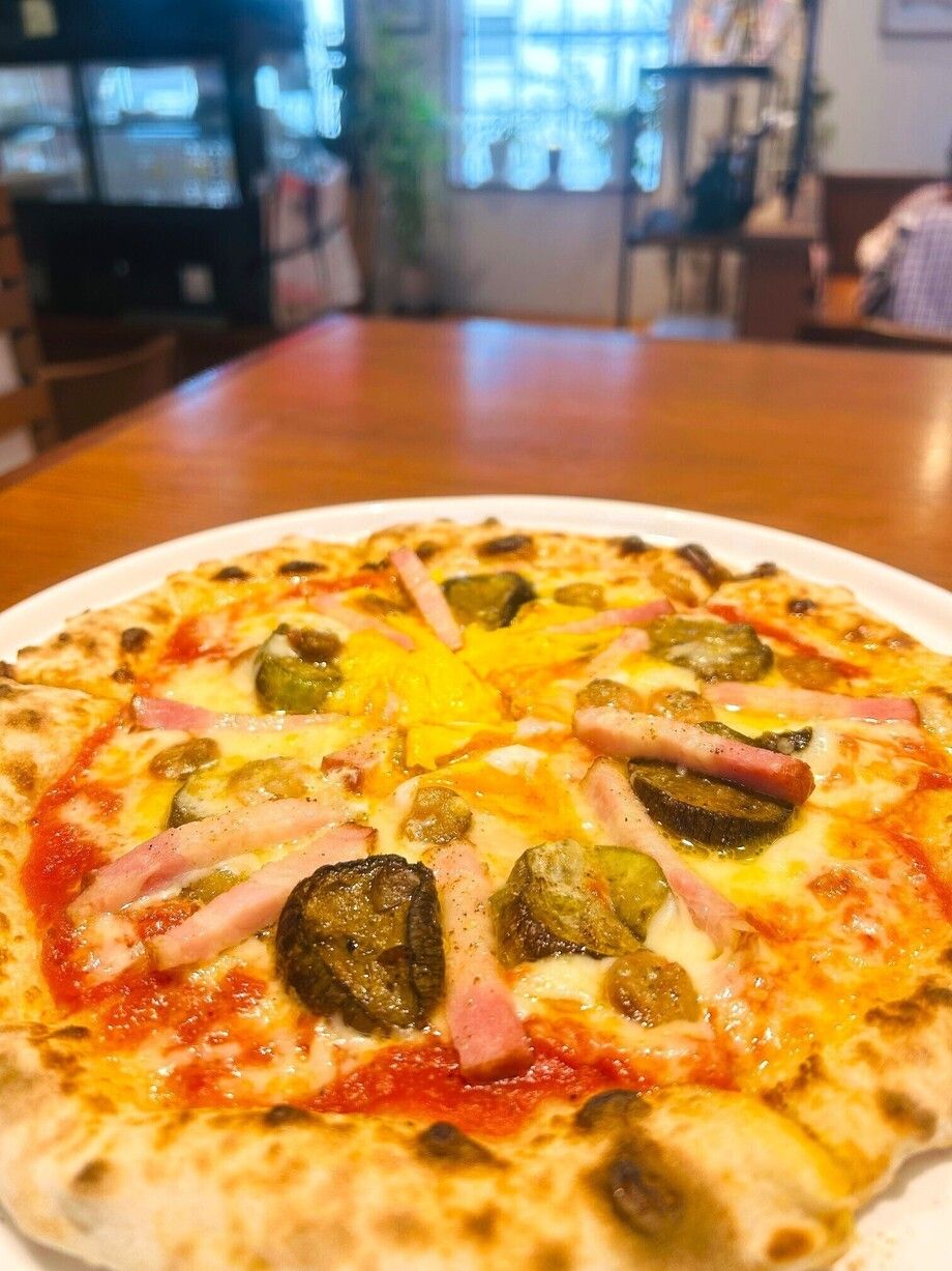 ベーコンとしめじ、ナスのビスマルクピッツアセット（トマトソース又はクリームを選択）