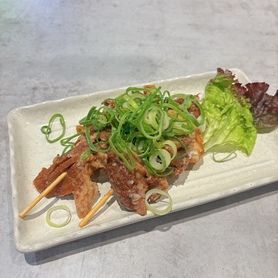 牛すじ炙り串〜ねぎまみれ〜　1本