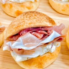 チーズ製造所TAKのフレッシュチーズと無添加生ハムのサンド ＋ ドリンク