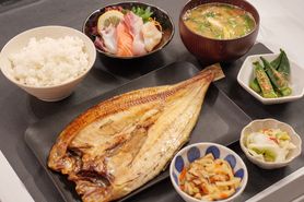 当店名物‼️ 羅臼産 開き真ほっけ定食《１尾》（ミニお刺身付き）