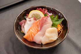 ジャストサイズ‼️ 旬のミニお刺身盛り