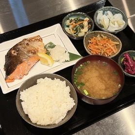 厳選旨い‼️ 紅鮭の甘塩焼き定食