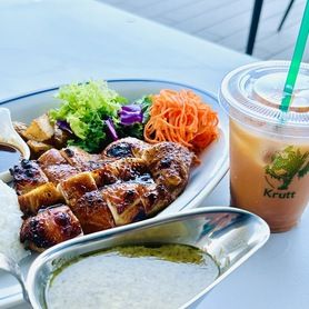 グリーンカレー＆ガイヤーンプレート　タイミルクティー付