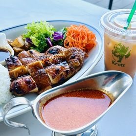 【今週のカレー】パネンカレー＆ガイヤーンプレート　タイミルクティー付