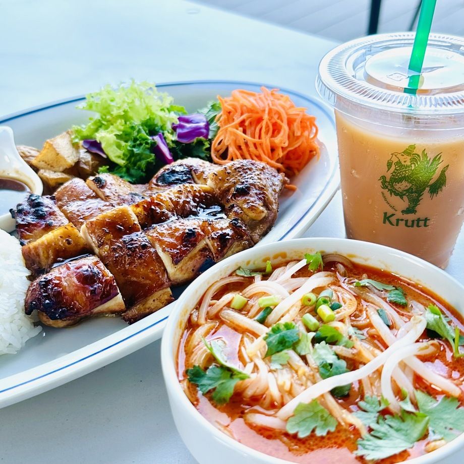 ミニトムヤムヌードル＆ガイヤーンプレート　タイミルクティー付（1900）