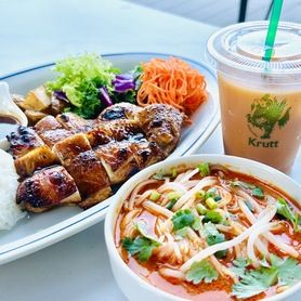 ミニトムヤムヌードル＆ガイヤーンプレート　タイミルクティー付