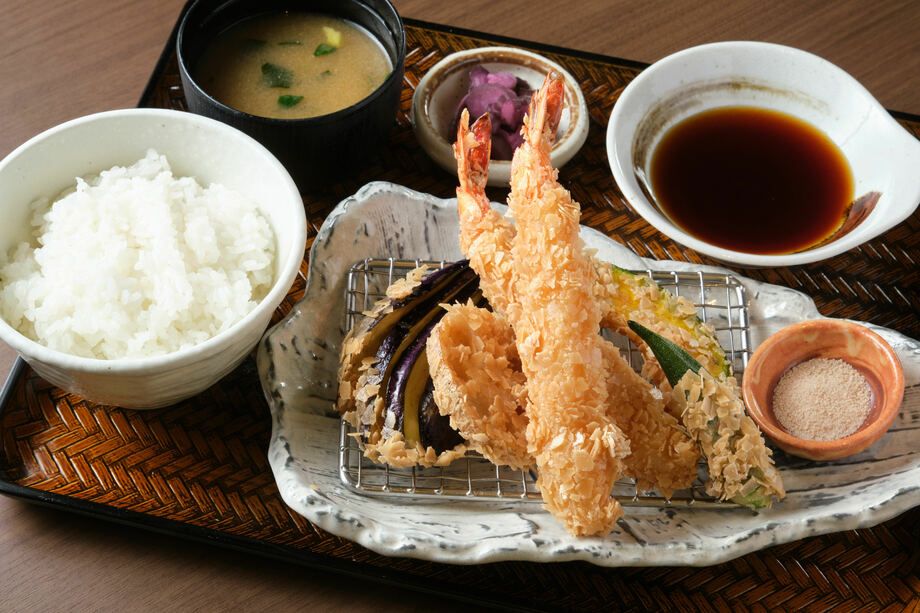 米ぷら定食（上）ぷりぷりエビ2匹！