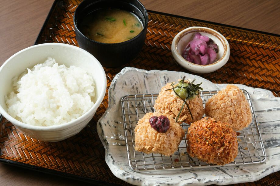 米粉ざくざくチキン定食（４種盛）