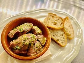 鶏レバーのとろとろコンフィ　ガーリックバターソテー　パン付き