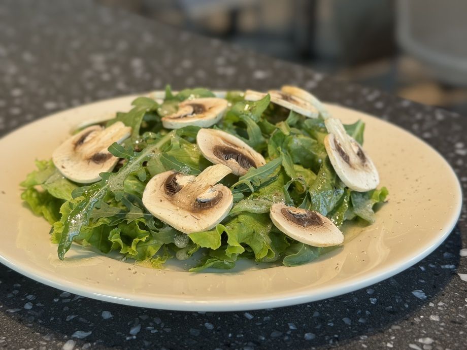 マッシュルームとルッコラのサラダ